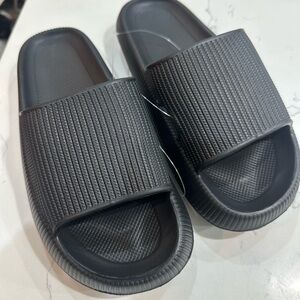 Comfortable Black Women's Slippers NWOT